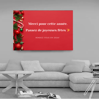 Décorations de Noël avec une affiche dans un espace de travail, créant une atmosphère chaleureuse et professionnelle.
