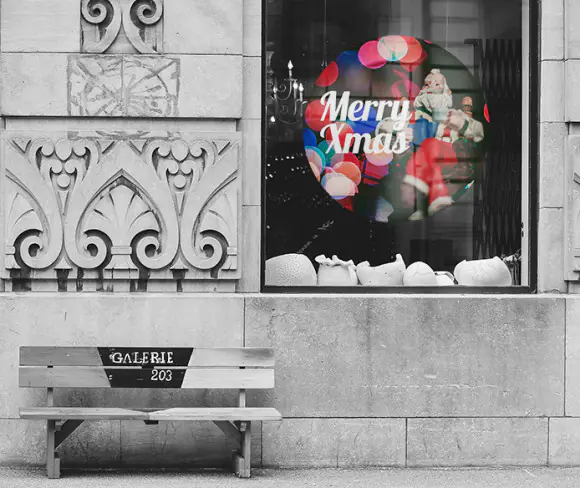 Stickers adhésifs de Noël appliqués sur une vitrine commerciale, parfaits pour communiquer promos et ambiance festive.