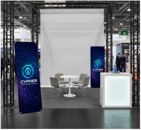 Aménagement de stand avec kakemonos X-banner personnalisé avec visuel haute définition et structure légère pour salon