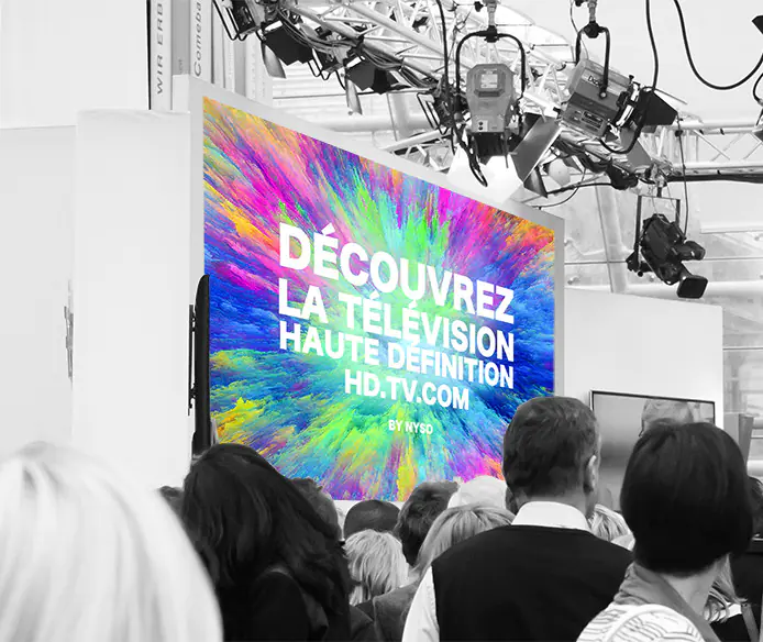 Adhésif grand format pour surfaces lisses sur mur de stand d'exposition avec visuel coloré Haute Définition