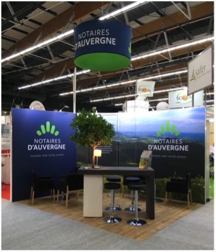 Stand de salon professionnel avec impression grand format, tissu mural et structure suspendue circulaire personnalisée