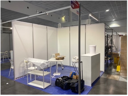 Structure de stand en aluminium avec cloisons blanches et comptoir rigide pour salon professionnel