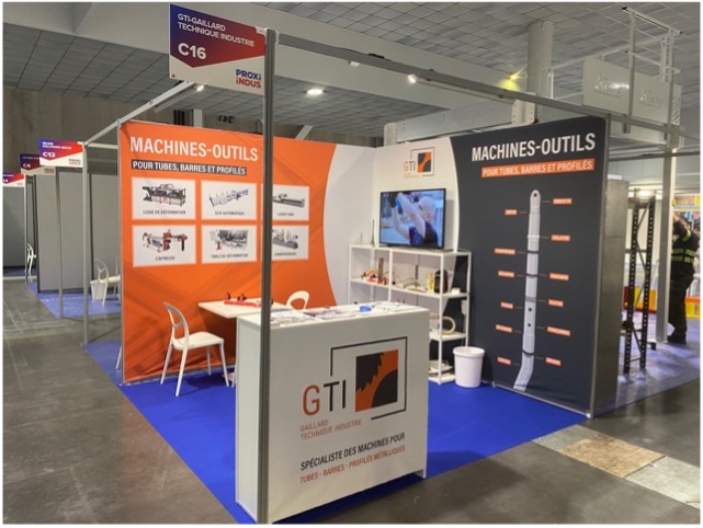 Stand d'exposition avec habillage en tissu occultant tendu sur structure aluminium et comptoir d'accueil rigide personnalisé Grand Format